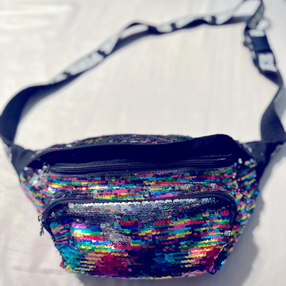 Victoria’s Secret Pink belt bag